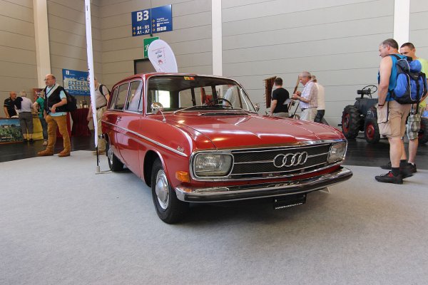 За пръв път означението Audi 80 се появява през 1966 година, но това не е отделен модел, а само една от разновидностите на Audi F103. Което на свой ред е просто леко осъвременена версия на по-старото F102, произвеждано под марката DKW. За разлика от него обаче не е с двутактов, а с четиритактов двигател, разработен съвместно с Daimler-Benz. 
