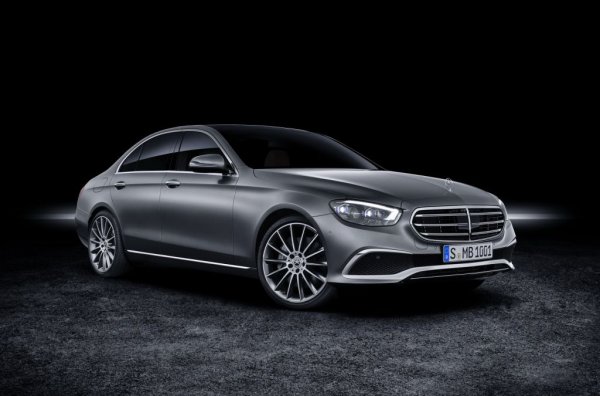 Настоящото поколение дебютира в Детройт през 2016. Външният му вид, разработен от Роберт Лесник под надзора на Вагенер, го свързва вече по-тясно с C-класата и S-класата. Това е и най-технологичният представителен седан в историята на Mercedes, с възможност сам да взема завоите и дори да изпреварва на магистрала и после да се прибира в лентата си. 
