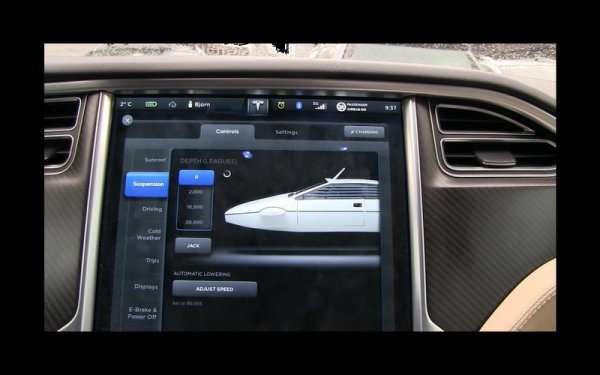 Собствениците на Tesla Model S или Model X с въздушно окачване могат да заменят картинката на автомобила си на централния дисплей с изображение на подводницата Lotus Esprit от филмите за Джеймс Бонд. Това става след задържането на Т-образна иконка за 5 секунди и въвеждане на код "007".