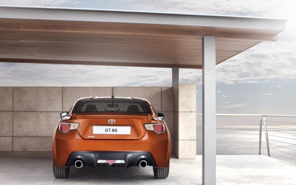 Името на Toyota GT86 е почит към купето Corolla Levin от 80-те години, познато ни като AE86. Също така е свързано и с диаметъра и хода на буталото в 4-цилиндровия мотор, които са по 86 мм. Ако решите да премерите накрайниците на изпускателната система в модела, ще видите, че те са с 86 мм диаметър.