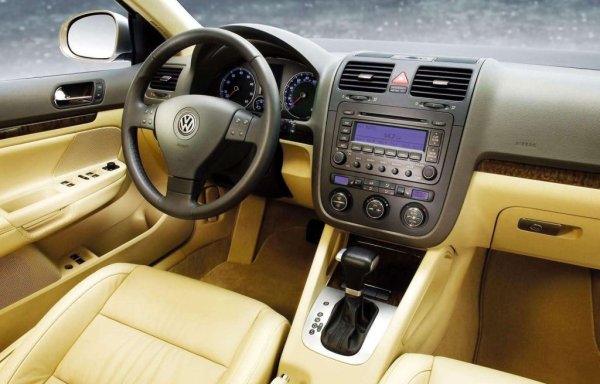 Вместо това се насочете към добрия стар 1.6 (BSE) с атмосферно пълнене и 102 коня мощност - проверен във времето мотор, чийто ресурс надхвърля половин милион километра. Трябва само да подмените гарнитурите след 150-200 хиляди км, за да ограничите консумацията на масло. 
Механичната трансмисия също има впечатляващ ресурс - над 300,000 км. Споменахме за проблемите с DSG, но има и Jetta с 4-степенен автомат от Aisin (TF‑60SN), който е много по-надежден и също може да изкара до 300,000 км без ремонт. Впрочем същите комбинации мотор-трансмисия се срещат при втората Skoda Octavia и Seat Leon. 
