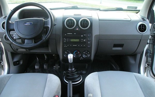 Също толкова солидна е и механичната скоростна кутия. Fusion с автоматик е сравнителна рядкост, но пък трансмисията тук не е онази от Focus, покрита с печална слава, а японска Aisin AW80–41, която създава чувствително по-малко ядове. Внимавайте обаче - някои от екземплярите с 1.4 получават т. нар. "роботизирана" трансмисия, която трудно изкарва и 150,000 км. 
Колкото до дизела, той е прочут с високата консумация на масло и скъпата поддръжка. 
Обичайните проблеми при по-старите екземпляри са свързани с електрическата система и ресурса на генератора. Но това са като цяло дреболии. 
