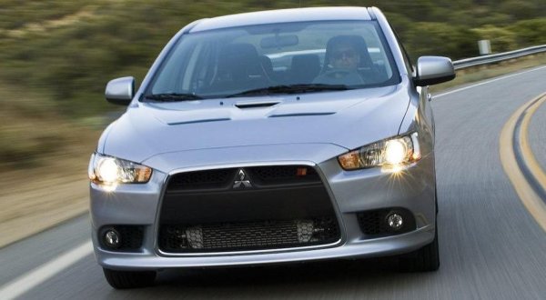 Цени в България: 6,500 - 12,000 лева (без Evo)

Деветото поколение на Lancer дебютира през 2007 и остана на пазара чак до 2017, като на някои пазари се продаваше и като Galant. 
Всички агрегати са с надежден чугунен блок и не са претенциозни към качеството на бензина. След 100-150 хиляди километра обаче са склонни към повишена консумация на масло. 
Най-много предпазливост изисква най-малкият - 1.3 с мощност 82 коня, който към 200,000 км нерядко се нуждае от ремонт на буталната група. Двулитровият  4G63 (135 коня) има значително по-голям ресурс. Проблем при него са чупливите хидрокомпенсатори и изпускателният колектор. Без съмнение най-добрият мотор е 1.8-литровият 4G18 1.6 (98 конски сили), който също има хидрокомпенсатори, но без никакви проблеми с тях. 
