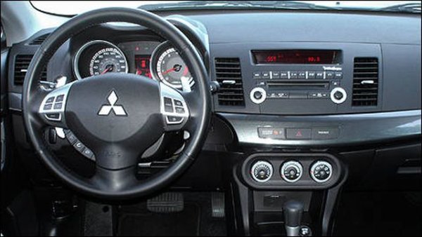 Деветият Lancer е и от онези редки автомобили, при които автоматичната трансмисия е по-издръжлива и надеждна от ръчната. При 1.6 и 1.8 ръчните скорости имат ресурс 150-200 хиляди километра, след което лагерите и маншоните сдават багажа. Автоматикът F4A41 спокойно изкарва 200-250 хиляди километра, а след умерен ремонт може да направи поне още 100-150 хиляди. 
Недостатъкът на Lancer е каросерията, по която нерядко се появяват язвички ръжда. 
