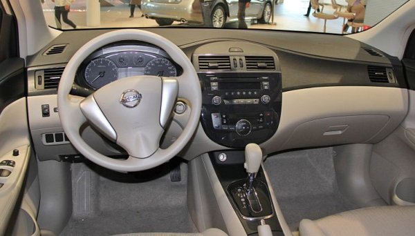 Всъщност 1.6 е много добре познат в България - това е вариант на Renault Н4М, монтиран в цялата гама на французите. Единственият му недостатък е, че при голям пробег започва да харчи масло, но това се поправя с цената на неособено сложен и скъп ремонт. Ресурсът е над 350,000 км. 
Ръчната трансмисия рядко създава проблеми преди 200,000 км. Версиите с автоматик ползват старичкия четиристепенен Jatco RE4F03A, който не е от най-плавно работещите, но пък спокойно изкарва над 300,000 км без ремонт. 
