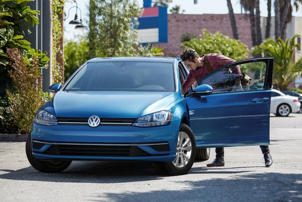 (23 757 продадени автомобила, спад с 48,6%).