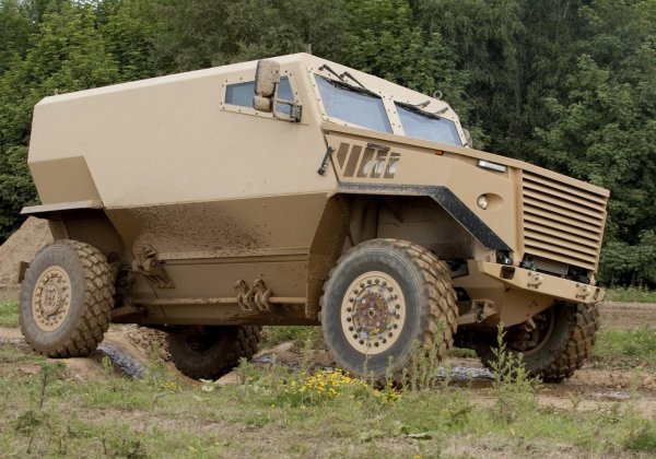 Foxhound - английска военна машина, създадена с помощта на McLaren и BMW