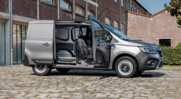 Спрямо 2024: +1069%
Регистрации през март: 29

Огромният скок при двете версии на Kangoo (пътническа и лекотоварна) се дължи най-вече на гибелта на друг модел на Renault. По-евтиният Express, който наследи много популярната у нас Dacia Dokker, вече не се произвежда и в България се разпродават последни изостанали бройки при дилърите. 