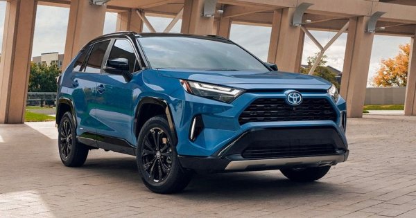 Спрямо 2024: -26%
Регистрации през март: 72

Съществен спад за RAV4, който вероятно се обяснява отчасти и със затрудненията на поддоставчици като Denso и Aisin, произвеждащи ключови елементи за хибридното задвижване. Освен това SUV моделът вече има отчаяна нужда от обновяване: актуалното поколение е на пазара вече осма година. 
