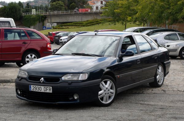 През първата половина на 90-те години Safrane е съперник на германските премиум лимузини, а версията Biturbo е с V6 мотор от Alpine A610 с две турбини и мощност 262 конски сили. Ускорението от 0 до 100 км/ч става за 7 секунди, а максималната скорост на седана е 250 км/ч. В търговско отношение обаче Biturbo се оказва провал &ndash; едва 806 продадени бройки от 1994 до 1996. Сега вече автомобилът има култов статут.