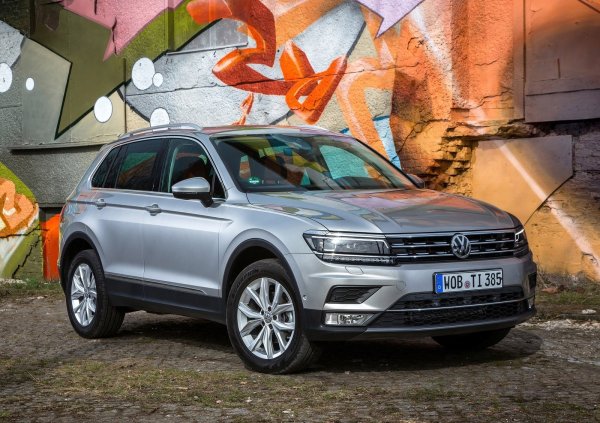 Второто поколение е считано за прекалено скъпо, но при употребяваните автомобили това вече не е така. Предлага се с опция за задвижване на четирите колела при повечето варианти и разтегната седемместна версия Tiguan Allspace.

Версията 2.0 TDI със 150 к.с. предлага фина комбинация от мощност и ефективност, но 1.5 TSI със същата мощност е по-рафиниран. Tiguan в SE оборудване ще предложи повечето от функциите, които бихте искали,  като голяма част от предложенията на пазара са именно такива.
