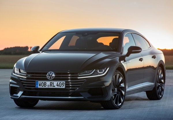 Arteon замени VW Passat CC (впоследствие само CC) при пускането му на пазара през 2017 г. За тези, които не търсят нисък разход на гориво, най-добрият вариант е 2,0-литровият бензин със 190 к.с., който е плавен и тих, но същевременно предлага и приемлива динамика на пътя.

Нивото на оборудване Elegance с по--малките колела предлага отлично качеството на водезене. Също така може да се намери на прилична цена, което също не е за пренебрегване.
