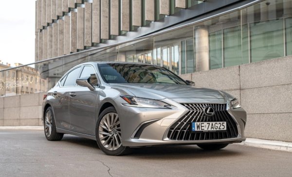При Lexus доминиррат хибридните модели - GS 450h от 2008, второто поколение RX или GS 300h, които могат да изминат до половин милион километра (реклами с коли като таксита не са рядкост в Германия). 

Появяват се и най-старите LS &ndash; те имат четирилитрови V8 двигатели от края на 80-те, за които в интернет се разпространяват истории с пробег над един милион километра.