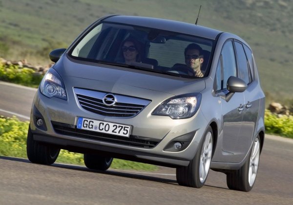 В тази гама царува ненадминатият по практичност Opel Meriva B (2010-2017). Уникалните 90-градусови задни врати и конвертируемата кабина правят качването и транспортирането на багаж невероятно лесни. Технически колата е много надеждна, а хидромеханичната автоматична скоростна кутия е по-издръжлива от роботизираните трансмисии на конкурентите. 
