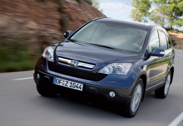 За любителите на стила кросоувър именно Honda CR-V е перфектният избор. Този непретенциозен SUV е известен със своите безпроблемни бензинови двигатели, просторен интериор и предсказуемо управление. Не е за пренебрегване и факта, че това е един от най-надеждните автомобили не само в класа си, но и като цяло, което означава по-малки разходи за ремонти.