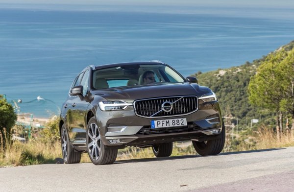 В тази категория можете да изберете автомобил, който ще ви радва дълги години със своя вечен дизайн и високо качество. Второто поколение Volvo XC60 (от 2017) е еталон за безопасност и скандинавски стил. Той е тих, удобен, а интерфейсът му с голям екран е логичен и удобен. Сравнително големият избор от хибридни версии също ще се хареса на мнозина. 