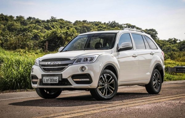 Китайските автомобили също крият подобни неприятни изненади, като това важи особено за тези, които са на пазара от по-дълго време. Кросоувърът Lifan X60, например, гние много сериозно и е трудно да се намери автомобил на 5-6 години със здрава каросерия. И ако металът, все пак, може да бъде закърпен, нещата с електрическата система са по-сложни. А при този модел тя страда от влагата, която се натрупва под тапицерията на пода. Ако проблемът бъде открит бързо, може да се избегне късо съединение.