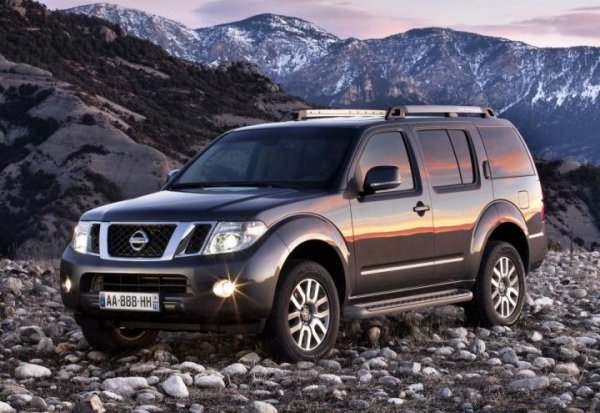 В случая става дума за третото поколение Nissan Pathfinder. Дебели телени снопове минават през рамата на всъдехода. Ясно е, че цялата мръсотия и влага по време на движение се лепи върху тях. В резултат на това не само рамата гние, но и кабелите. И електрическите повреди по модела са нещо обичайно. Проблем е обаче откриването на поразената част, което оскъпява допълнително ремонта.