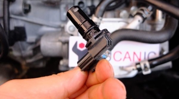 По време на работа блокът за управление на автоматичната скоростна кутия използва информация от редица сензори. Например, сензорите за масов въздушен поток (MAF-сензор или дебитомер) и за положението на дроселовата клапа предоставят важни данни за подготовката на сместа и работата на двигателя.

Ако сензорите лъжат, тогава управляващият блок няма да може да смени предавката навреме, а освен това ще има и несъответствия в работата на силовия агрегат и трансмисията. Съответно, ще се появят и потрепервания при превключване. Например, 6-степенна автоматична Aisin може да потрепва поради дефектен EGR-клапан, което се отразява на промяната в въртящия момент на двигателя.