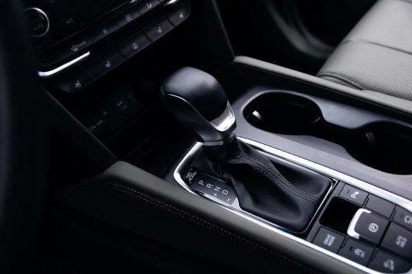 Дефектните соленоиди на корпуса на клапаните са една от най-честите причини за придърпване при превключване. Тези клапани контролират налягането на хидравличното масло. Те служат за осигуряване на работата на блокиращия съединител на преобразувателя на въртящия момент и за компресиране на многопластовия съединител.

Лошо функциониращ клапан генерира не само потреперване или придърпване, но и увеличава риска от повреда на други технически системи. Повреденият соленоид не се ремонтира, а се заменя с нов.