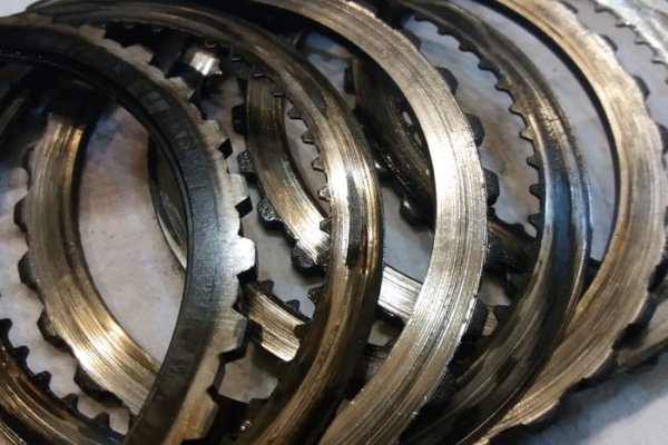 Прекъсванията в работата на кутията поради повреда на елементи на съединителя са много чести. Именно на тях се подава масло под налягане. Когато са подложени на сериозно натоварване или прегреят, съединителите започват да приплъзват, като причиняват рязко превключване. В случая се сменя целия комплект съединители, а не се ремонтира само един. Операцията не бива да се отлага, тъй като подобен проблем замърсява маслото, а това води до повреди по други елементи.