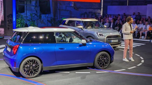 Четвъртата генерация на MINI Cooper идва със сериозни промени в екстериорния дизайн, но те са видими най-вече отзад, където светлините вече са с необичайна за марката триъгълна форма. Отпред обаче емблематичните кръгли фарове остават - "Това беше категоричното ни изискване към дизайнерите", обясни пред пратеника на Automedia.bg д-р Щефан Флок, старши вицепрезидент на BMW Group, отговарящ за моделните линии на MINI и за компактните модели на BMW. 
