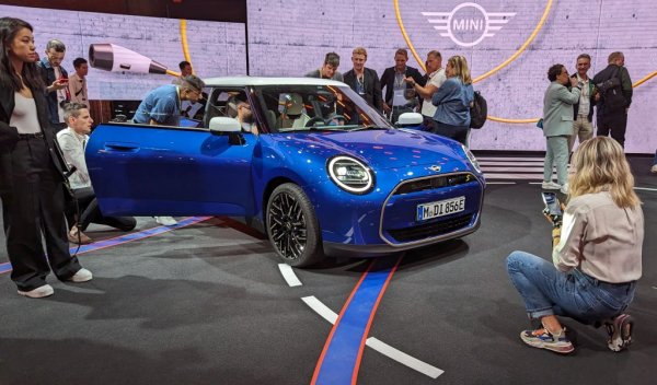 Засега новото MINI остава в два варианта на задвижване - и двата електрически. Базовият Cooper Е ще разполага със 184 конски сили, 290 Нм максимален въртящ момент, и ще ускорява от 0 до 100 км/ч за 7.3 секунди. 
Над него ще е Cooper SE, при който конете са 218, въртящият момент достига 330 Нм, а ускорението 0-100 км/ч отнема само 6.7 секунди. По-нататък към това ще се добави и новият върхов модел John Cooper Works. 
