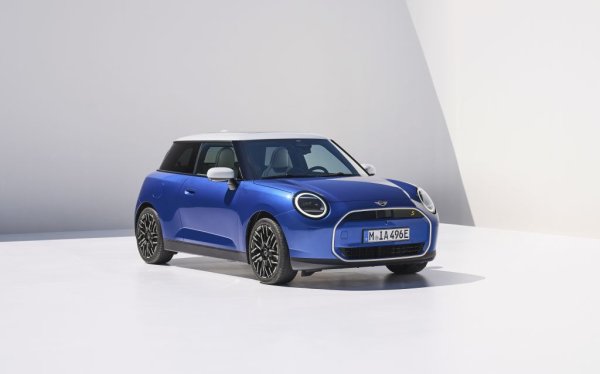 Максималният пробег се увеличава значително спрямо досегашното електрическо MINI. Цената обаче не само няма да се увеличи, а дори намалява. Все още нямаме ценови листи за България, но в Германия Cooper E ще започва от около 32,000 евро - на практика по-евтино от Renault Zoе, и доста под стартовата цена на VW ID.3 например. 
