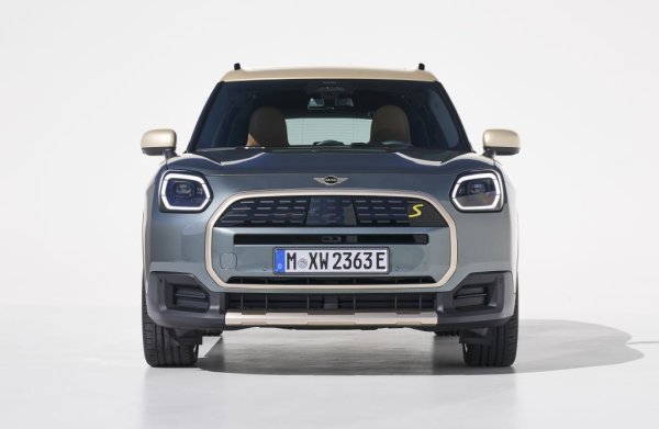Успоредно с новия Cooper, MINI показа и третата генерация на своя кросоувър Countryman. И той ще дебютира на пазара като чист електромобил, а бензиновите и дизеловата версии ще дойдат по-късно. Базовият Countryman E има 64.7-киловатчасова батерия, 204 коня максимална мощност, 250 Нм максимален въртящ момент, 170 км/ч максимална скорост и 0-100 км/ч за 8.6 секунди. Обхватът с едно зареждане е 462 км по цикъла WLTP. 
