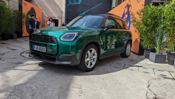 Новият Countryman е пораснал забележимо на размери. Дължината е увеличена с около 13 см до общо 4.43 метра. Освен това колата е с 2 см по-широка. 
Видимите промени в екстериорния дизайн са в предните светлини, в решетката, която вече е осмоъгълна вместо шестоъгълна, и в необикновената задна колона. 
