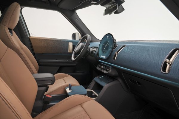 И тук интериорът е доминиран от кръглия OLED дисплей от Samsung в средата на конзолата. Също като новия Cooper, и Countryman ще може да получава дистанционни софтуерни ъпдейти. Това ще е и първият автомобил на марката с 
асистиращи системи от второ ниво, които позволяват частично автоматизирано шофиране.