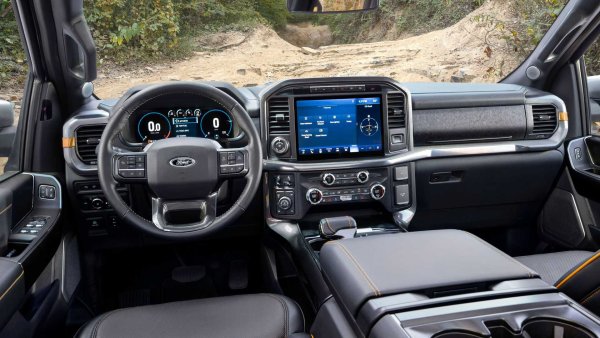 Огромната работна повърхност в салона и сгъваемите предни седалки са сред силните оръжия на новия F-150, твърдят от изданието. Това е и единственият пикап, който влезе в тазгодишния списък. Той е чудесен пример за това, как настоящите превозни средства в този сегмент могат да предлагат висок лукс, но все пак да имат и впечатляващи възможности при теглене или теглене.