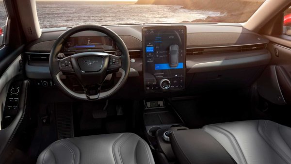 Mach-E е единственият електромобил в тази класация. Той получава висок резултат заради модерния и минималистичен стил. Всичко е чисто интегрирано, за да се създаде уютна кабина, която може да не изглежда крещящо, но работи добре.