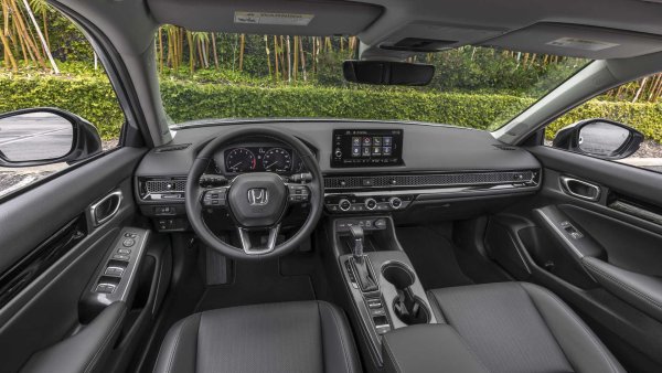 Honda Civic е по-евтина от повечето превозни средства в тазгодишния списък. Достъпната цена обаче не означава, че салонът не е добър. Експертите от Ward's Auto особено харесват стилното парче алуминий, което украсява арматурното табло и придава на автомобила повече стил.