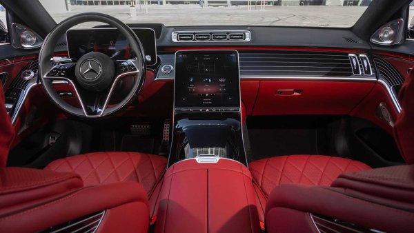 Нещо сериозно не е наред, ако излезе ново поколение на Mercedes-Benz S-Class и интериорът му не получи похвали. Само един поглед към снимките е достатъчен, за да се обясни защо луксозния седан попада в тазгодишния списък.