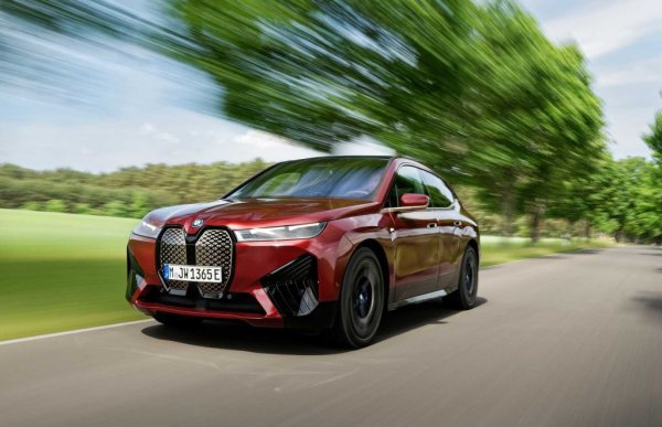 Най-бързото за момента електрическо BMW всъщност е доста масивен SUV - но това не му пречи да се движи с пъргавината, която доскоро можеха да демонстрират само някои суперколи. Означението М60 идва да покаже, че това не е чиста М-кола, а само оптимизиран от спортното поделение на BMW модел. Допълнителната мощност тук идва за сметка на част от пробега при по-скромния iX 50, но и така остатъкът е впечатляващ. Освен това iX беше една от двете коли, доближили се най-много до обещавания на книга пробег в тестовете на уважаваното Car & Driver. 
