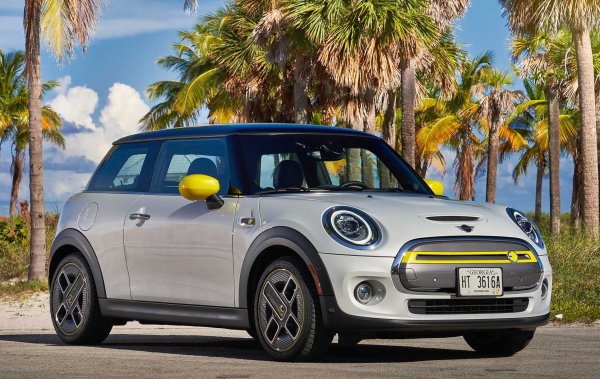 И тъй като сме на тема за стилни, мощни и доста скъпи градски коли, няма как да подминем електрическото Mini.

Технологията на дългия 3,84 метра Mini Cooper SE идва от BMW i3, като машината с мощност от 184 к.с. предлага батерия с капацитет 33 kWh и пробег от 270 км