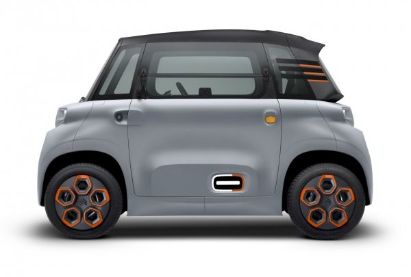 Този &bdquo;куб&rdquo; е може би най-екстремният градски електромобил: с дължината си от едва 2,41 метра, Citroen Ami е с около 30 см по-къс от Smart Fortwo.Микромобилът на французите предлага пробег от едва 70 км с 5,5-килоеатчасовата си батерия, но последната има голямо предимство: може да се зареди напълно за 3 часа, дори от домашен контакт.

Динамиката тук не  е точно динамика: мощността на електромотора е само 8 конски сили, а максималната скорост на тежащия 485 кг електромобил е 45 км/ч.