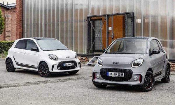 Марката Smart се превърна в изцяло електрическа през 2019 година, започвайки с най-малкия Fortwo (2,7 метра) и версията с 4 врати Forfour (3,5 м). Това не са изцяло нови модели, като такива се очакват с партньорството на китайците от Geely.

И в двата случая налице е 16,7-киловатчасова батерия, позволяваща пробег от около 160 км. И двете машини са с мощност от 81 к.с. и неособено ниски базови цени.