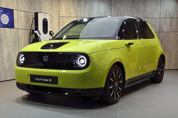 Дългата 3,9 метра Honda e е много добро предложени в лигата на градските коли. Японската машина има приятен ретродизайн, много добър интериор и редица интересни нововъведения (като например камери вместо огледала).

С капацитета си от 35,5 kWh батерията на Honda e не е чак толкова малка, но пробегът е около 220 км заради мощността от 154 к.с. на електромотора.