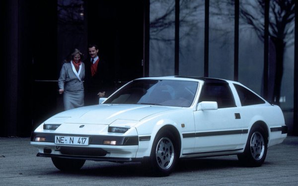 Дори и най-малките градски автомобили вече се предлагат с многофункционален волан, но първата кола с тази функция е Nissan 300ZX от 1984 година (на снимката). През 2001 година при модела Clima F50, предлаган само на пазара в Япония, дебютира и системата за предупреждение при напускане на лентата.