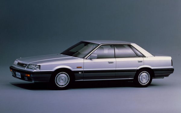 Nissan е пионер на чистачките за предно стъкло, които сами се активират при дъжд, като тази функция се появява през 1983 година на 200SX. Две години по-късно купето SkyLine (на снимката) първо получава електронно управлявано управление на четирите колела.

След като произвежда първата по рода си електрическа кола с литиево-йонна батерия - Altra от 1998 година, Nissan продължава да превръща технологията в основа на първата електрическа кола в света - Leaf от 2010 година.