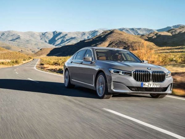 За тези, които искат нещо повече от лукс, се предлага BMW 7-Series. Високата цена на този голям седан &ndash; близо 90 000 долара за моделна година 2022, означава, че тя трябва да бъде значително намалена, за да може той да бъде продаден на пазара на употребявани автомобили.