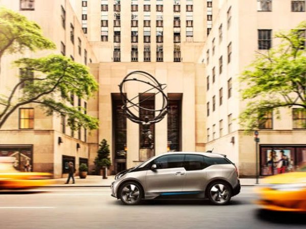 Като цяло, електрическото BMW i3 никога не се е радвало на голям интерес от страна на клиентите, така че това прави продажбата му като употребяван автомобил още по-трудна. Началната му цена също е доста висока, което в комбинация с ниската популярност обяснява поевтиняването.