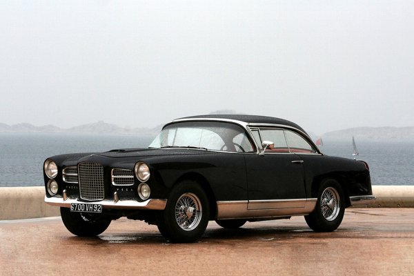 Моделът Facel Vega не се нуждае от представяне в автомобилните среди. Когато излиза на пазара, този автомобил е смятан за достоен конкурент на британските класики от заводите на Rolls-Royce и Bentley, а в момента е един от най-търсените автомобили в колекционерските среди. Външният вид се отличава с характерни четири фара и голямо челно стъкло.
