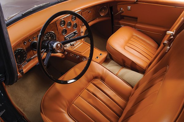 За своето време Vega HK500 е била истинска суперкола &ndash; представена е през 1959 с 6.3-литров двигател на Chrysler на борда, разполагащ с 360 к.с. Благодарение на него, френската класика може да се ускори до 100 км/ч за около 8.5 секунди, а максималната й скорост достига 230 км/ч. Освен прекрасните за времето динамични показатели, Vega HK500 има луксозен интериор и четири дискови спирачки. Били произведени само 846 такива машини, като цената на всяка от тях започвала от 100 000 евро днешни пари.
