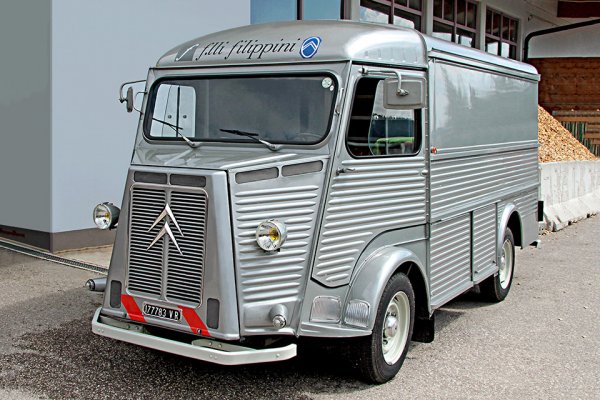 В историята помним няколко култови микробуса, а един от тях е Citroen Type H. Ражда се в следвоенна Франция и бързо е обикнат от всички. Очарователната машина излиза на пазара през 1947 и се произвежда чак до 1981, като за този период са произведени близо 500 000 бройки.
