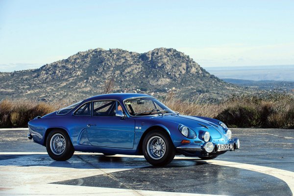 Неотдавна Renault възродиха марката Alpine, както и култовия модел A110, което разбира се не бе случаен ход. В своето време, моделът получава прякора &ldquo;френското Porsche&rdquo; и буквално отвява конкуренцията по световните рали отсечки. Наследникът му от друга страна пък дава ясно да се разбере, че не само германците и италианците умеят да конструират атрактивни и способни спортни автомобили със средно разположен двигател. Така или иначе, оригиналният A110 е този, който се превръща в култ и който в момента е желан от колекционерите.
