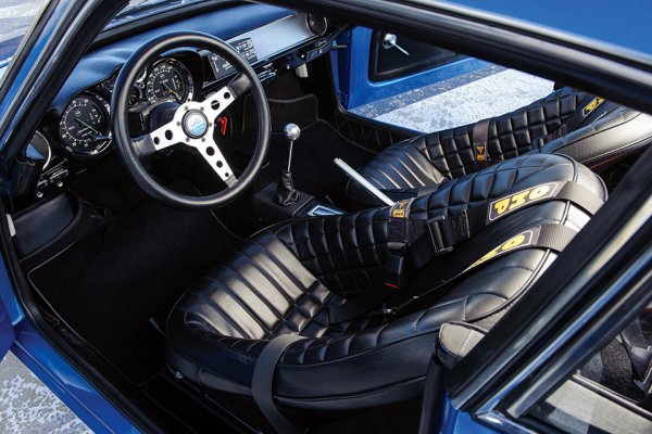 Лекият спортен автомобил (тежи едва около 700 кг) e оборудван с редови двигател Renault, който е монтиран на задната ос. Мощността на силовия агрегат варира от 55 до 140 к.с. в зависимост от версията. Рали автомобилът разполагал с 20 к.с. повече от най-мощния сериен вариант - 160 к.с. През сезон 1973 А110 спечелил шест победи в Световния рали шампионат, като вероятно цифрата щяла да бъде и по-голяма, но италианците пуснали по отсечките бъдещата легенда Lancia Stratos.
