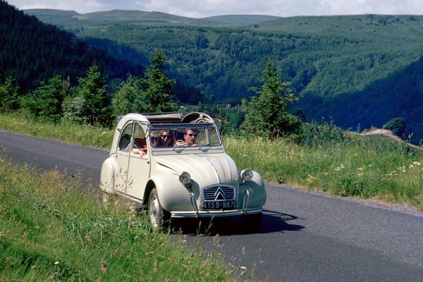 Разработката му започнала още преди Втората световна война, а производството било прекратено през 1990. Това е първият народен френски автомобил. От него са произведени много варианти, които все още могат да бъдат срещнати в Западна Европа. От 1948 са произведени близо 9 милиона от очарователния френски хечбек.
